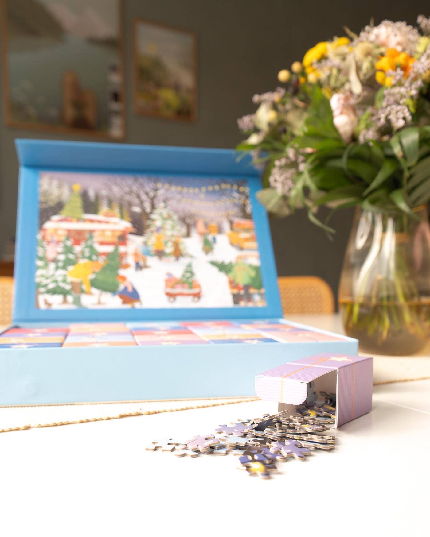 CHRISTMAS TREES & SNOW FLAKES - Puslespillkalender med 1000 brikker