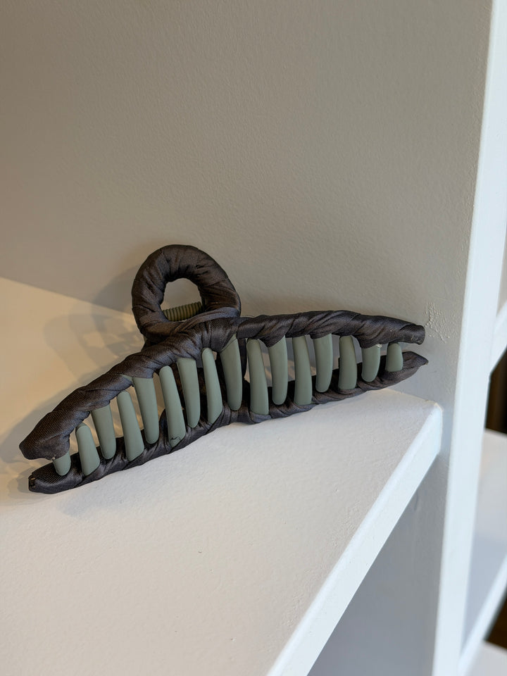 Luster Celabrina Hair Claw - Turbulence Gray