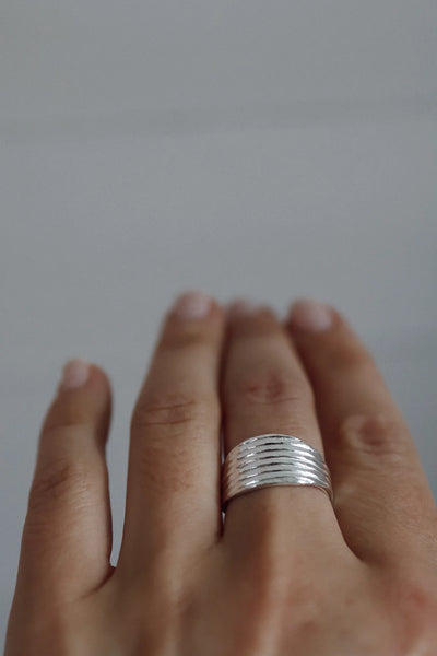 Kvist ring bred - Sølv