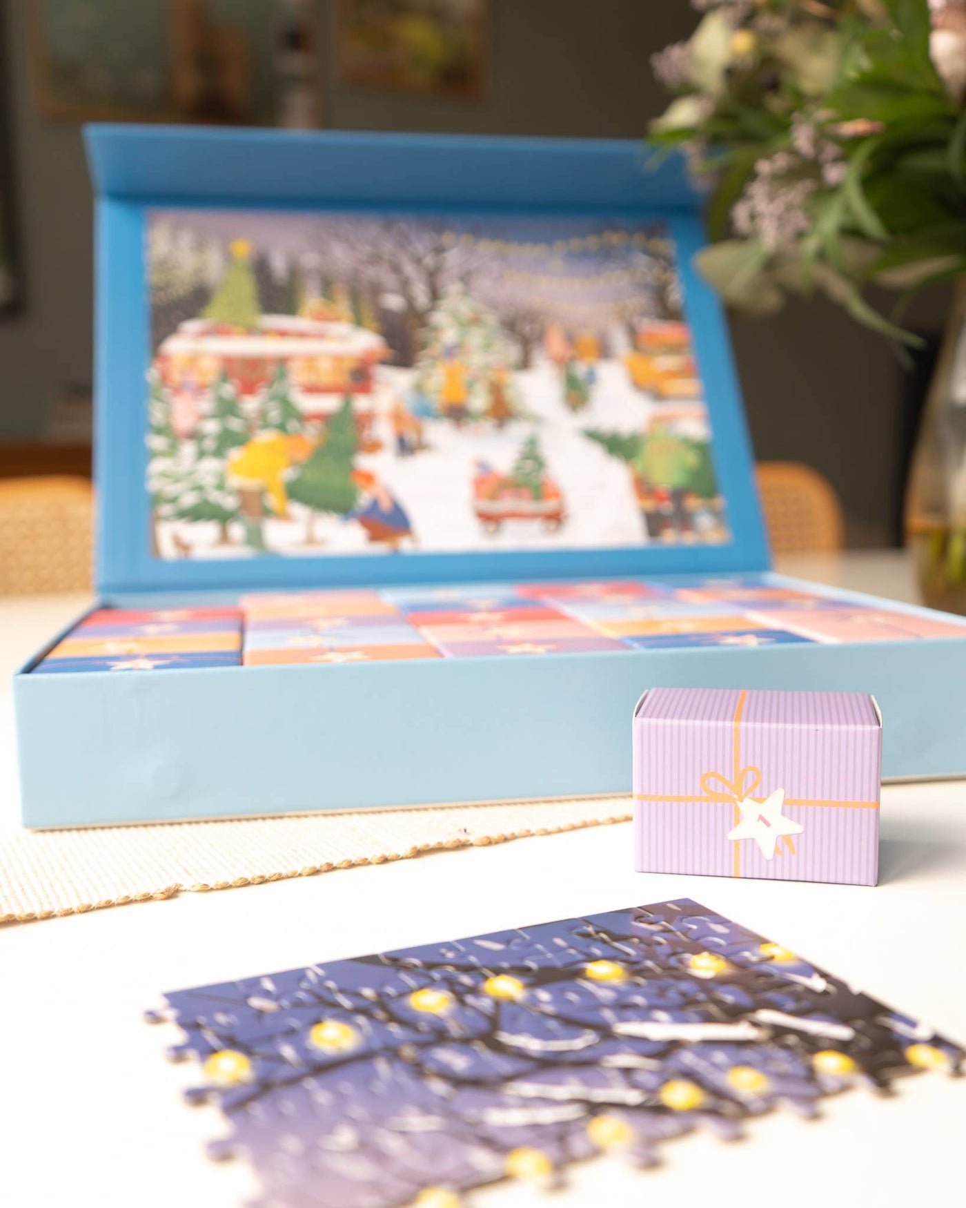 CHRISTMAS TREES & SNOW FLAKES - Puslespillkalender med 1000 brikker